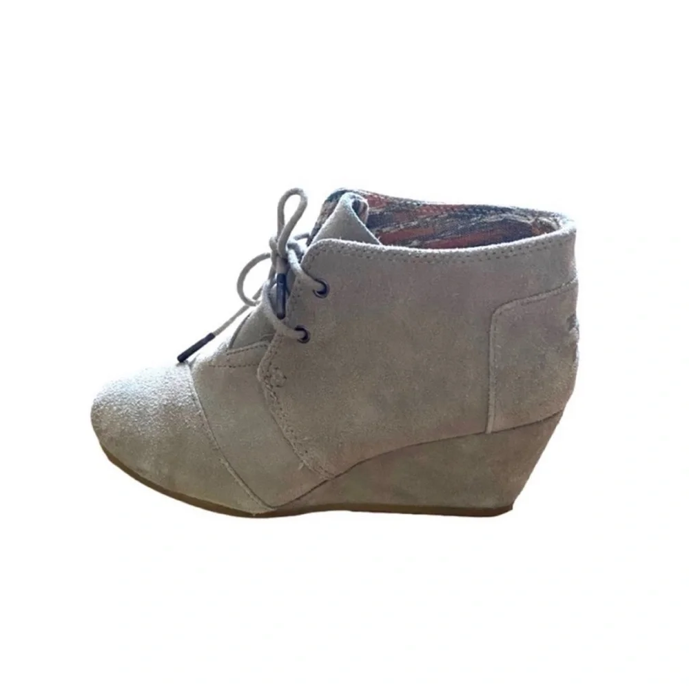 Tom’s taupe beige suede lace up wedge shoes booties sneakers 6